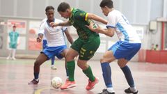 El xovense Ferri protege el bal�n ante los burelistas Felipe y Gustavo