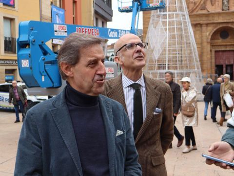 El portavoz del PSOE�en Oviedo,�Carlos Fern�ndez Llaneza, compadeciendo ante los medios