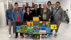 Los participantes en el taller posan con sus obras.