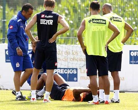 Oltra se interesa por el estado de Bodipo, que tuvo que ser atendido de un golpe ayer.