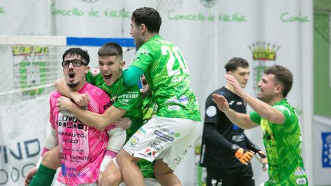 Varios jugadores del Grupo Forma-T Vilalba celebran el pase a semifinales con su portero Tini, gran protagonista de la eliminatoria