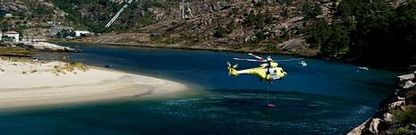 El embalse de A Fervenza y playas como la de la entrada al embarcadero de O �zaro surtieron de agua a las aeronaves.