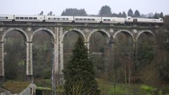 El Trenhotel de Lugo a Barcelona pasa por el puente de A Chanca en marzo del 2019