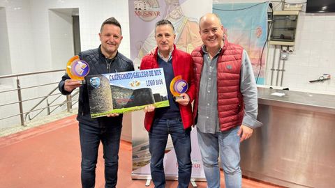 Pablo Val y Alberto Jos� Blanco, de Nar�n, lograron el triunfo en el grupo B, lo que supone una plaza para el Gallego (sin hotel) y los trofeos municipales. De la entrega se ocup� un miembro del colectivo Musnar