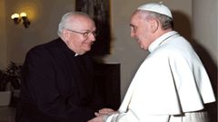 El nuevo cardenal Fernando Vrguez Alzaga con el papa Francisco