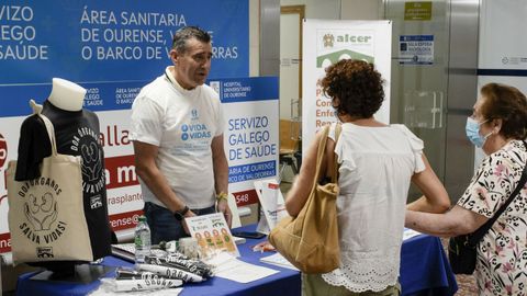 Imagen de una de las actividades informativas realizadas por Alcer este a�o entre pacientes del CHUO 
