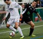 Oli presiona a uno de los atacantes del cuadro coru��s. 