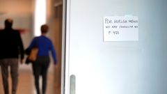 Un cartel avisa de la cancelaci�n del servicio en un hospital a consecuencia de la huelga de m�dicos.