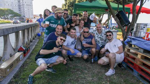 Vecinos y amigos reunidos para celebrar el San Xon en San Roque