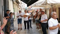 Vicente se anim� a tocar la mandolina en Ferrol Vello.