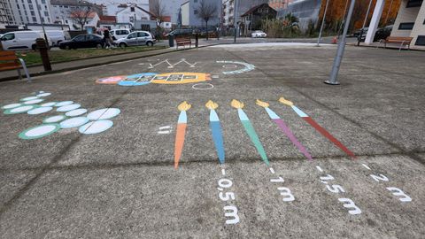 Circuito de juegos inspirado en pintoras galegas, habilitado en el barrio de A Parda, en Pontevedra