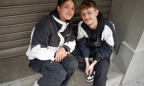 Steffie y Loann, de París, volaron a España para seguir a Belén Aguilera en su gira. Aterrizaron en Málaga, donde dio el primer concierto, y desde allí viajaron hasta Santiago, aunque de la ciduad poco tienen pensado ver: llegaron a la puerta de la Capitol a las siete de la mañana.