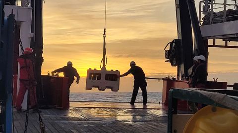 Instalacin de los sismgrafos desde el buque oceanogrfico Sarmiento de Gamboa