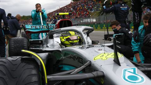 Hamilton, en la parrilla de salida del Gran Premio de Emilia Romaa, en Imola.