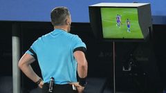 El �rbitro revisa la acci�n de la expulsi�n de Pau Cubars�.