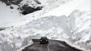 La carretera del puerto asturiano de San Isidro bajo la nieve