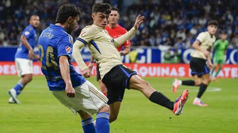 El defensa del Oviedo Lucas Ahijado trata de jugar un bal�n ante Pedri, del Barcelona