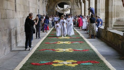Celebracin del Corpus en Ourense. Alfombras florales en el claustro barrroco de Celanova.