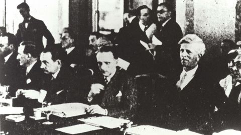 Representantes reunidos en torno a la mesa durante la conferencia de Evian.
�vian-les-Bains, Francia, 6-15 julio de 1938. 