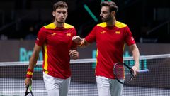 Carre�o y Granollers, durante un encuentro de dobles con la selecci�n espa�ola