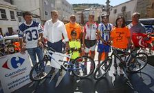 Blanco, el alcalde, Mart�nez,  Bello y Souto, con los ganadores de las bicis y el ni�o que sac� los n�meros.