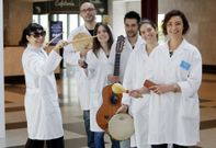 Montse Merino (izquierda) con cinco musicoterapeutas, ayer en el Hospital Cl�nico. 