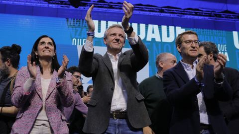Alfonso Rueda, despidiendo la campa�a con Alberto N��ez Feijoo y Paula Prado, en A Coru�a