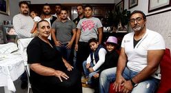 Francisco Fern�ndez Jim�nez (a la derecha) en su domicilio de Bala�dos con su madre, hijos y m�s familiares.