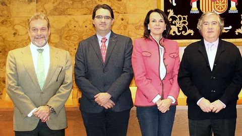 �ngel Vi�as, a la izquierda con chaqueta clara, en una imagen de su partido