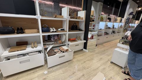 Estado en el que quedó el interior de la tienda