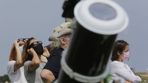 En A Coruña, varios ciudadanos disfrutaron del fenómeno en el entorno de la Torre de Hércules