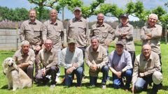 Con el traje marr�n, arriba, de izquierda a derecha, Ant�n, Eduardo y Jos� Manuel Guisasola, Suso Para�os, Carlos Reimunde y Pepe L. Casando. Abajo, Chemari Corral, Manolo L. Silvosa, Dar�o L�pez y Pedro Val�n
