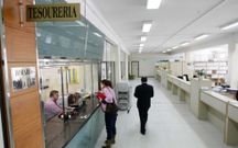 La carga de trabajo provoc� el retraso en el abono. 