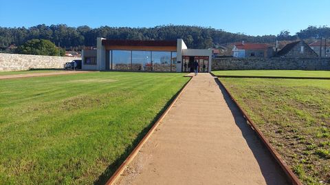 Segundo recinto del pazo de Quintns, en Noalla, con el edificio de eventos As Salinas, al fondo