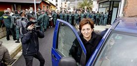 Mar�a Jes�s Candal, la nueva alcaldesa, protegida por un cord�n de la Guardia Civil de los vecinos contrarios a la moci�n de censura.