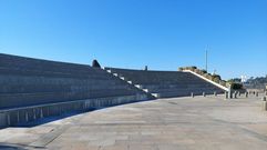 Estas gradas dejar�n paso a una zona ajardinada que aspira a hacer m�s amable la transici�n entre la villa y el puerto de Sanxenxo