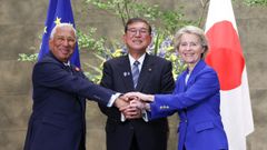 El presidente del Consejo Europeo, Antnio Costa; el primer ministro japons, Shigeru Ishiba, y la presidenta de la Comisin Europa, Ursula von der Leyen, escenifican el pacto entre la UE y Japn 