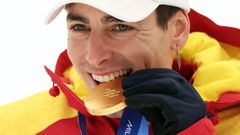 Oriol Cardona muerde la medalla de oro lograda en los Juegos Ol�mpicos de Mil�n-Cortina d'Ampezzo.