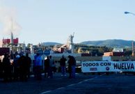 Una pancarta ante la f�brica de Navia y trabajadores en huelga. 