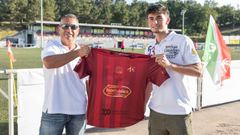Alejandro Seijo posando con la camiseta del Estradense junto al presidente del club, To�o Camba.