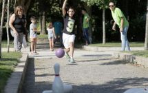 Mayores y peque�os disfrutaron por la tarde con los juegos populares en los jardines Valle-Incl�n. 