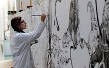 Lidia Camb�n trabajando en el mural con motivos mar�timos de la biblioteca del centro.