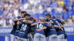 Los jugadores del Oviedo, antes del partido ante el Andorra