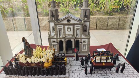 Exposici�n de maquetas de Semana Santa realizadas por Carlos Mac�as e Iv�n Taleg�n en la Oficina de Turismo de la plaza de Espa�a.