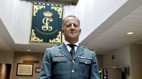 Simn Venzal, en la entrada de la Comandancia de la Guardia Civil de Pontevedra.