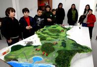 Los alumnos y los monitores del obradoiro, con su maqueta.