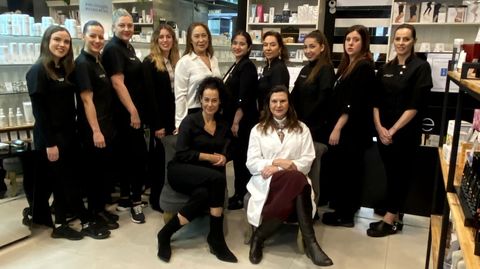 Parte del equipo de LaFemme, con Sandra (en la foto, sentada de negro) y su madre (detrás, de blanco) al frente. Esta es una empresa eminentemente femenina, con más de una docena de mujeres en plantilla y, además de incidir en la formación interna, también han formado a muchas otras a lo largo de los últimos 60 años que han montado su propio negocio.