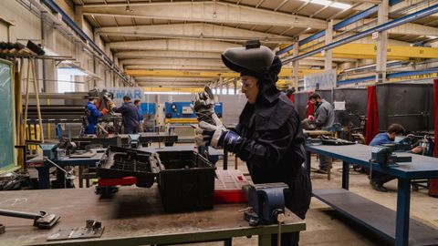 Una alumna de formación profesional haciendo prácticas de soldadura en una empresa de Ourense, en una imagen de archivo.