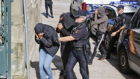 Los once detenidos por el alijo de coca�na en A Pobra,�pasando a disposici�n judicial en Muros el pasado mes de septiembre.