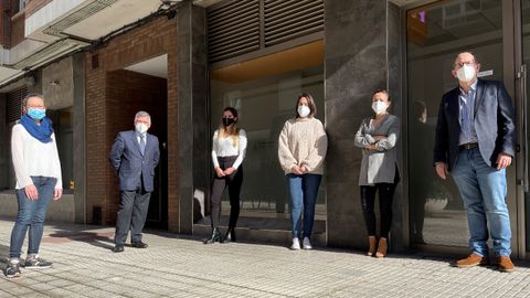 El equipo de orientadoras de ASATA con el presidente y el gerente de la agrupaci�n